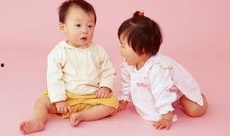 两个小孩子的图片,捕捉两个小宝贝的欢乐瞬间